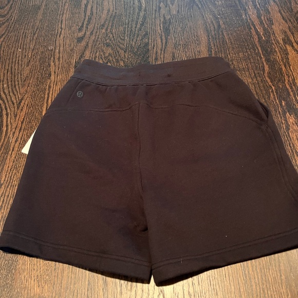 Lululemon NWT Scuba High-Rise 5” Shorts - Picture 2 of 7
